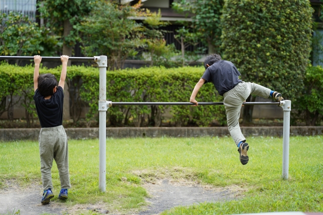 公園で遊ぶ　小学生